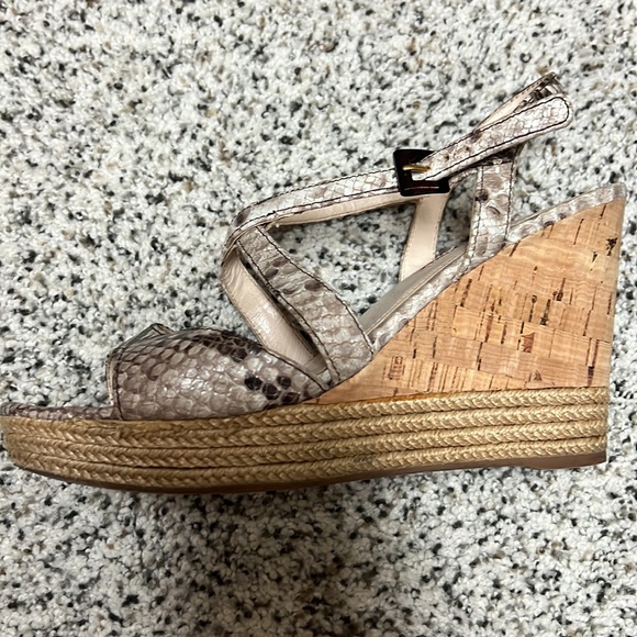 Authentic pre owned python Prada wedges sz 8.5 missing one strap loop see photos - Picture 4 of 8